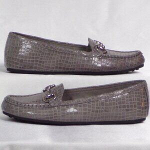 AEROSOLES size 7M DRIVETHROUGH gray faux-patent-leather faux-snakeskin loafers